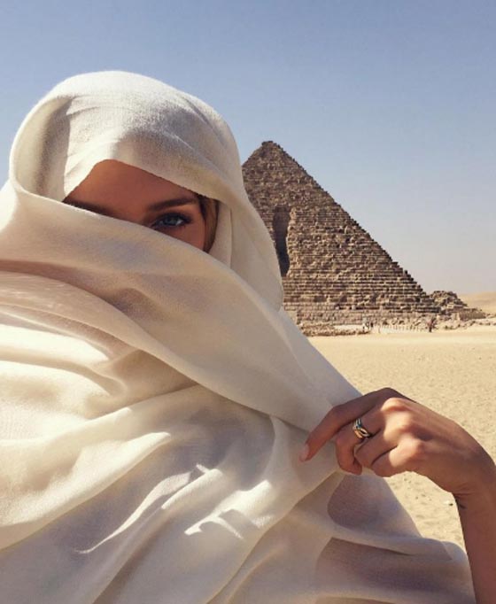 عارضات أزياء عالميات ارتدين الحجاب لجلسات تصوير في دول عربية صورة رقم 1
