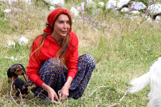 بالصور: عارضة أزياء تتنازل عن حياتها المرفهة لتصبح راعية أغنام بسيطة! صورة رقم 2 بالصور: عارضة أزياء تتنازل عن حياتها المرفهة لتصبح راعية أغنام بسيطة! صورة رقم 2