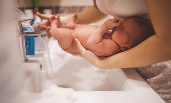 لكل شعب عادات لاستقبال المولود الجديد.. اليكم اغربها صورة رقم 4 لكل شعب عادات لاستقبال المولود الجديد.. اليكم اغربها صورة رقم 4