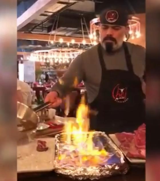 بالفيديو.. يقلد الطباخ التركي الشهير ويتسبب بإشعال النار في المطعم صورة رقم 1