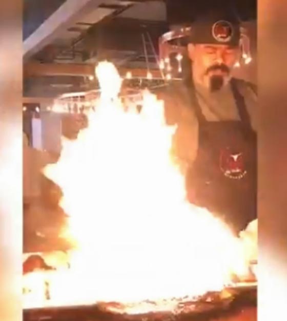 بالفيديو.. يقلد الطباخ التركي الشهير ويتسبب بإشعال النار في المطعم صورة رقم 2