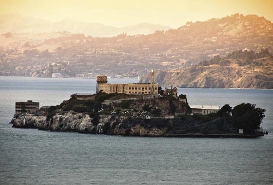 بالصور.. فندق غريب يحاكي سجن ألكتراز الشهير صورة رقم 1