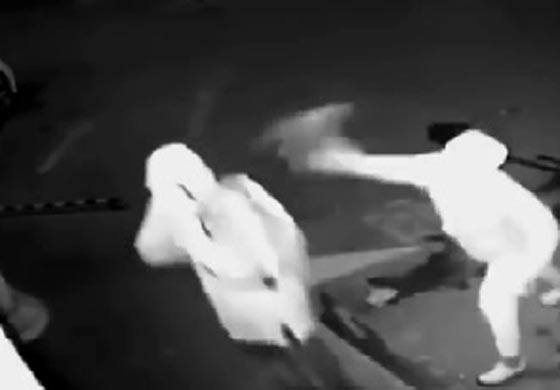 بالفيديو.. لص غبي يتسبب بإصابة زميله أثناء محاولة سرقة صورة رقم 3 بالفيديو.. لص غبي يتسبب بإصابة زميله أثناء محاولة سرقة صورة رقم 3