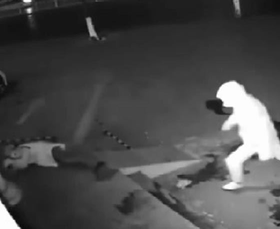 بالفيديو.. لص غبي يتسبب بإصابة زميله أثناء محاولة سرقة صورة رقم 4 بالفيديو.. لص غبي يتسبب بإصابة زميله أثناء محاولة سرقة صورة رقم 4