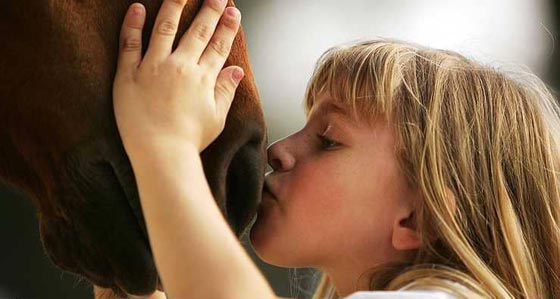 صور مدهشة.. لحظات حنان البشر مع الحيوان صورة رقم 5