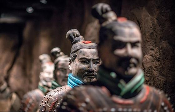 سيلفي مع تمثال تكلف شابا 4.5 مليون دولار صورة رقم 6