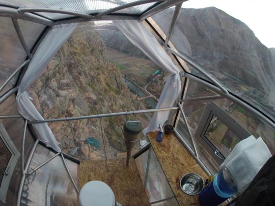 هل تجرؤ على النوم في كبسولة زجاجية معلقة على جبل شاهق؟ صورة رقم 1