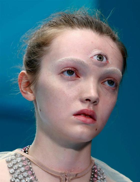 فيديو وصور غريبة.. رؤوس مقطوعة على منصة أزياء بإيطاليا صورة رقم 4