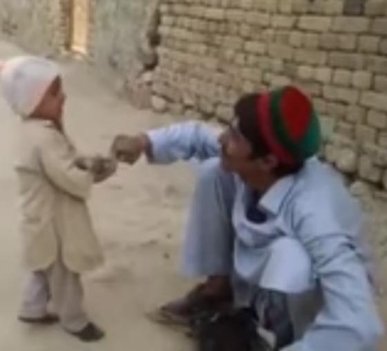 فيديو طريف: طفل يمنع والده بالبكاء والصراخ من ذبح دجاجة ويطلقها حرّة صورة رقم 2