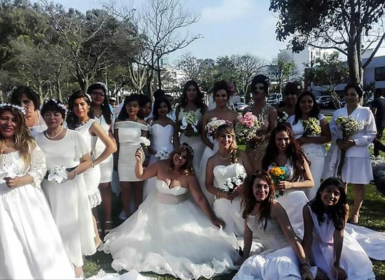  صور حفل (الزواج من شجرة) في المكسيك والعرائس بفساتين الزفاف!  صورة رقم 2