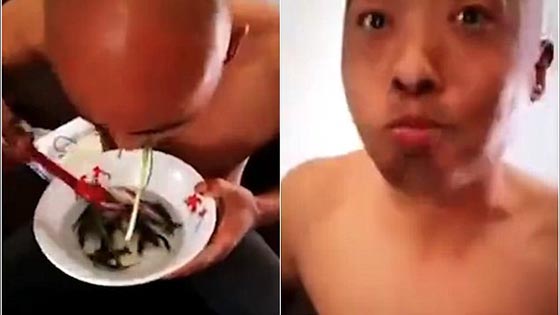 فيديو صادم.. رجل يأكل طبقاً من الأسماك الحية صورة رقم 4