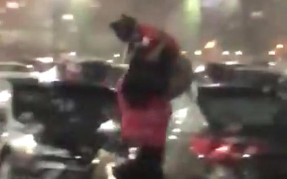 فيديو صادم..ام تستخدم طفلها كمظلة لحماية نفسها من المطر صورة رقم 1