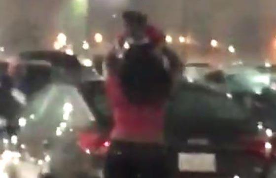 فيديو صادم..ام تستخدم طفلها كمظلة لحماية نفسها من المطر صورة رقم 2