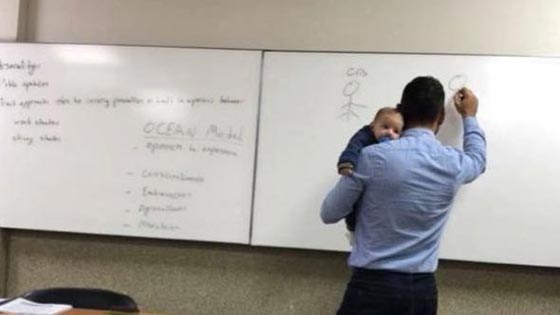 مشهد يذيب القلوب.. طفل يغفو على كتف استاذ جامعي خلال محاضرة  صورة رقم 1