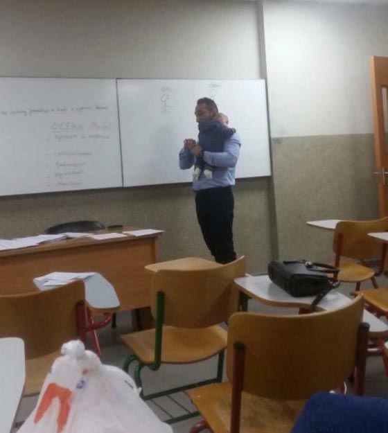 مشهد يذيب القلوب.. طفل يغفو على كتف استاذ جامعي خلال محاضرة  صورة رقم 2