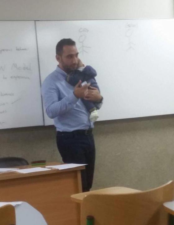 مشهد يذيب القلوب.. طفل يغفو على كتف استاذ جامعي خلال محاضرة  صورة رقم 3