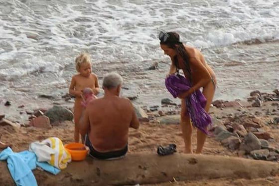 صور مدهشة.. سائحة روسية تضع مولودها وهي تسبح في البحر صورة رقم 5