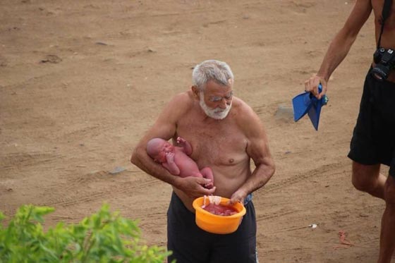 صور مدهشة.. سائحة روسية تضع مولودها وهي تسبح في البحر صورة رقم 4