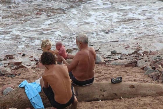 صور مدهشة.. سائحة روسية تضع مولودها وهي تسبح في البحر صورة رقم 3