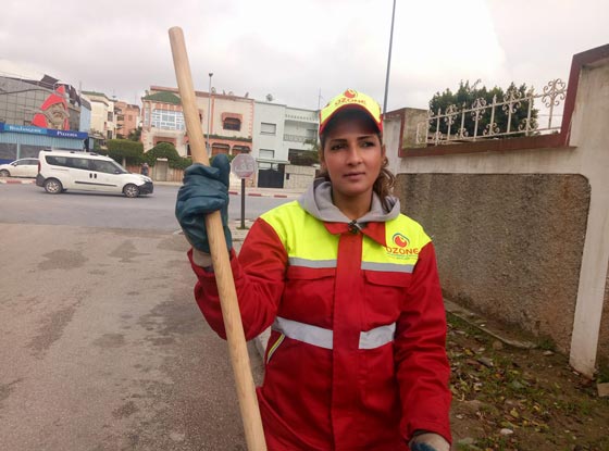 عاملة نظافة مغربية.. من كنس الشوارع إلى عالم الجمال والشهرة صورة رقم 1