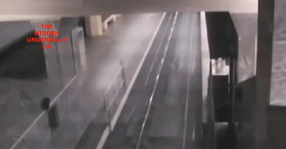 قطار (شبح) يقف في المحطة ويرعب الجميع حتى رجال الأمن! صورة رقم 3 قطار (شبح) يقف في المحطة ويرعب الجميع حتى رجال الأمن! صورة رقم 3