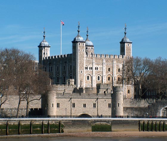 بالفيديو: اسرار برج لندن الذي يخفي بداخله مجوهرات التاج الملكي البريطاني صورة رقم 1