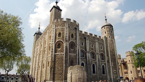 بالفيديو: اسرار برج لندن الذي يخفي بداخله مجوهرات التاج الملكي البريطاني صورة رقم 2