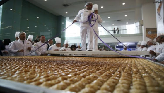 بالفيديو والصور: بوزن نصف طن.. تركيا تصنع أكبر طبق بقلاوة في العالم صورة رقم 1 بالفيديو والصور: بوزن نصف طن.. تركيا تصنع أكبر طبق بقلاوة في العالم صورة رقم 1