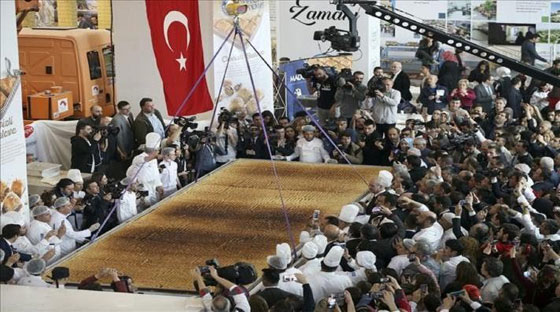 بالفيديو والصور: بوزن نصف طن.. تركيا تصنع أكبر طبق بقلاوة في العالم صورة رقم 4 بالفيديو والصور: بوزن نصف طن.. تركيا تصنع أكبر طبق بقلاوة في العالم صورة رقم 4