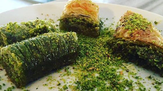 بالفيديو والصور.. طبيب تركي يؤسس متحفا للبقلاوة صورة رقم 1