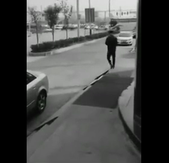 فيديو طريف.. موقف محرج لشاب انشغل بهاتفه وهو يمشي صورة رقم 1