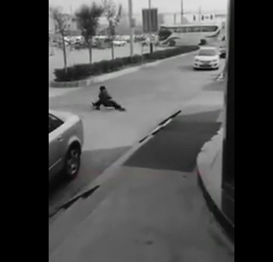 فيديو طريف.. موقف محرج لشاب انشغل بهاتفه وهو يمشي صورة رقم 2