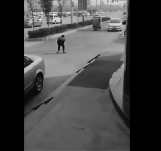 فيديو طريف.. موقف محرج لشاب انشغل بهاتفه وهو يمشي صورة رقم 3