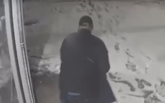 بالفيديو.. لص ظريف يصلي قبل سرقة متجر صورة رقم 4