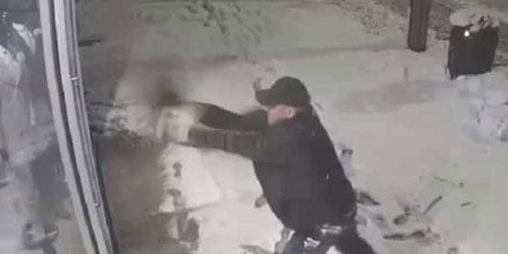 بالفيديو.. لص ظريف يصلي قبل سرقة متجر صورة رقم 3