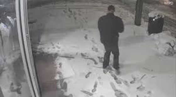 بالفيديو.. لص ظريف يصلي قبل سرقة متجر صورة رقم 2
