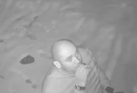 بالفيديو.. لص ظريف يصلي قبل سرقة متجر صورة رقم 1