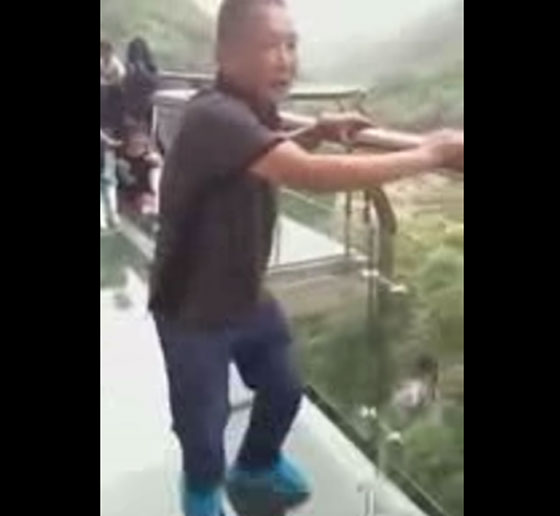 بالفيديو.. رعبٌ وبكاء أثناء عبور أطول جسر زجاجي في العالم! صورة رقم 2