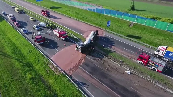 بالفيديو.. شارع في بولندا يتحول إلى نهر من الشوكولاتة صورة رقم 2