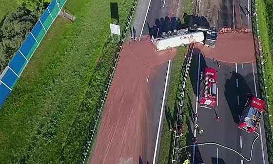 بالفيديو.. شارع في بولندا يتحول إلى نهر من الشوكولاتة صورة رقم 4