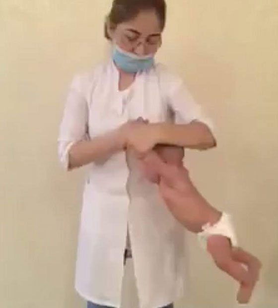 فيديو صادم.. امرأة تدلك طفلاً رضيعاً بأسلوب غريب وخطير صورة رقم 4