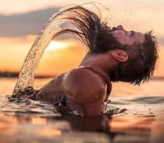 مجموعة صور مضحكة لرجال يقلدون فيها الفتيات صورة رقم 2
