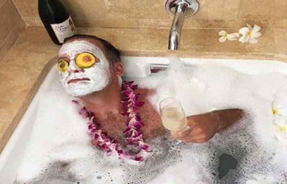 مجموعة صور مضحكة لرجال يقلدون فيها الفتيات صورة رقم 3
