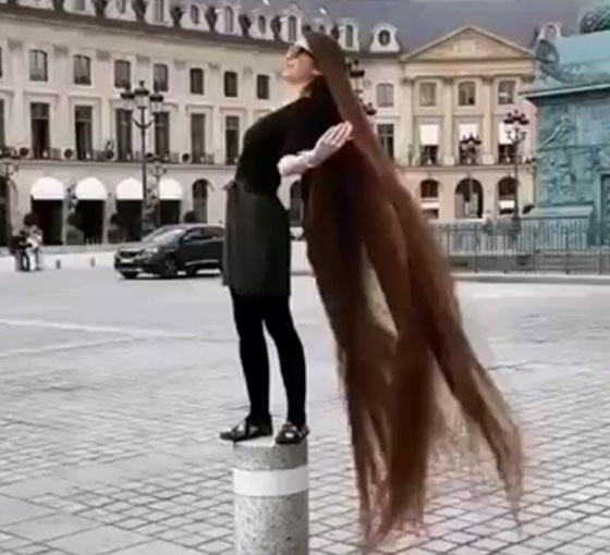 بالفيديو.. فتاة يابانية تستعرض جمال وطول شعرها وتذهل المارة صورة رقم 1