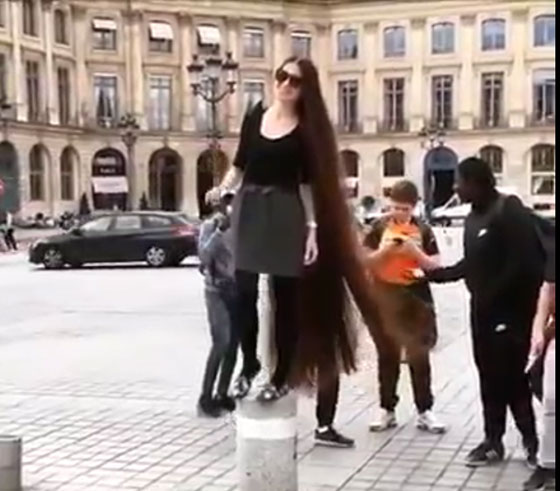 بالفيديو.. فتاة يابانية تستعرض جمال وطول شعرها وتذهل المارة صورة رقم 3