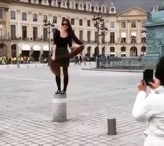 بالفيديو.. فتاة يابانية تستعرض جمال وطول شعرها وتذهل المارة صورة رقم 4