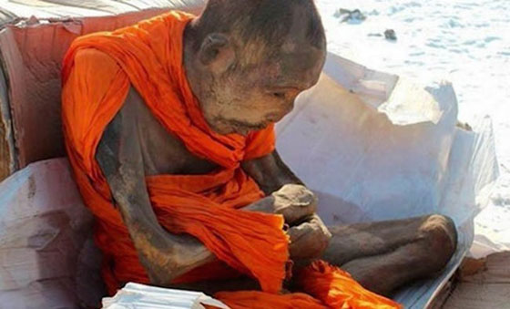 طقوس مرعبة! بشر حنطوا  أنفسهم وتحولوا إلى مومياوات! هل هو جنون؟ صورة رقم 10