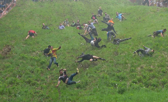 احتفال جنوني يسفر عن إصابة 172 في مسابقة للتدحرج صورة رقم 2