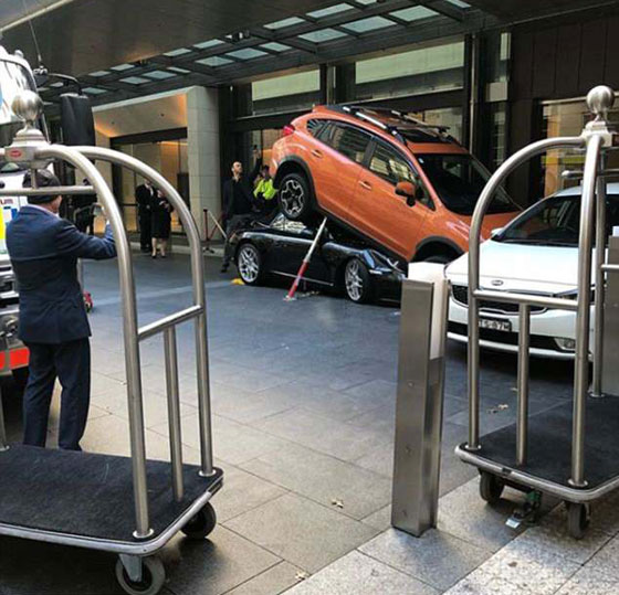  فيديو وصور: عامل صف سيارات متهور يدمّر سيارة بـ 300 الف دولار! صورة رقم 3