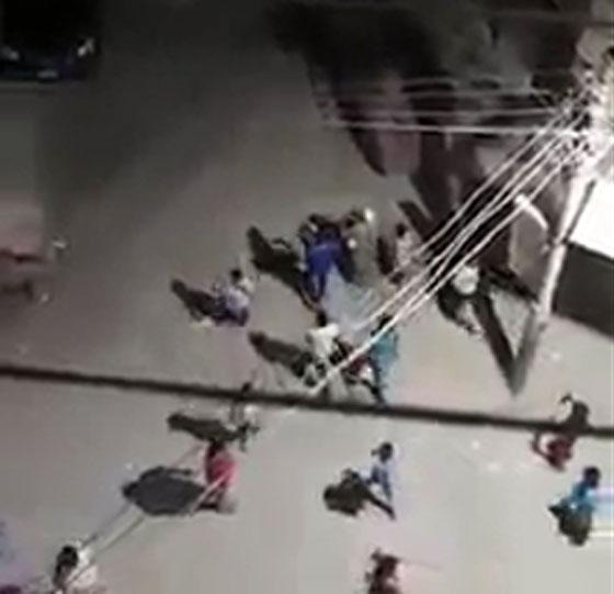 فيديو طريف.. مسحراتي يوقظ النائمين على (الوحدة ونص) بالإسكندرية  صورة رقم 1